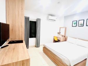 A television and/or entertainment centre at Luna House Hotel