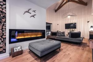 Una sala de estar con un sofá y una chimenea. en Villa Albatros - piscine chauffée, en Saint-Mandrier-sur-Mer
