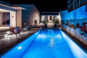 una piscina en una casa por la noche en Villa Albatros - piscine chauffée, en Saint-Mandrier-sur-Mer