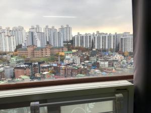 Nespecifikovaný výhled na destinaci Soul nebo výhled na město při pohledu z apartmánu