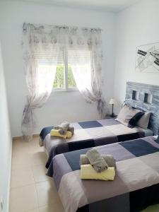 Un dormitorio con dos camas y una ventana. en Villa mit privatem Pool, zentrumsnah, en Roldán 12 fotos más