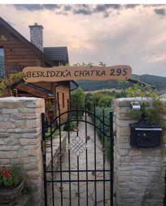 a gate with a sign that reads best tajiba at Beskidzka Chatka in Wysowa-Zdrój