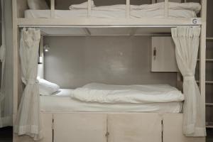 Lova arba lovos apgyvendinimo įstaigoje Bed and Pillow Hostel