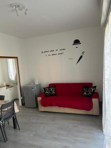 メストレにあるAt Home Mestre Via Nigra Venezia come a casa ma in vacanzaのリビングルーム(赤いソファ付)