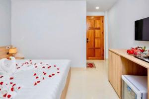 A bed or beds in a room at Luna House Hotel
