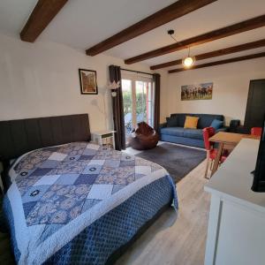 Postel nebo postele na pokoji v ubytování Happy Trails, Cosy One Room Garten Apartment + 13 fotografií