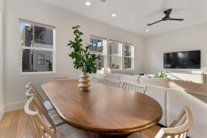 ein Esszimmer mit Tisch und Couch in der Unterkunft Villa #29 at Bloomington Country Club townhouse in St. George