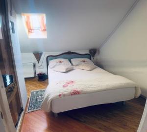 Postel nebo postele na pokoji v ubytování Pensiunea Numero 17 + 25 fotografií