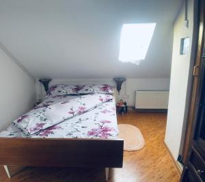 Postel nebo postele na pokoji v ubytování Pensiunea Numero 17