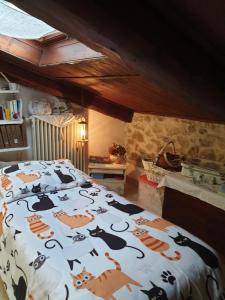 łóżko z kocem i kotami w obiekcie Creativ hause w mieście San Giuliano Terme