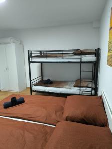 Ένα ή περισσότερα κρεβάτια σε δωμάτιο στο Apartament Centrum