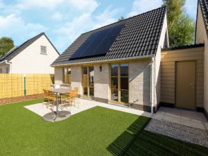 una casa con pannelli solari sul tetto di GLOEDNIEUW Vakantiewoning Zilt a Koksijde