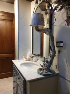 een wastafel met een lamp erop bij Creativ hause in San Giuliano Terme