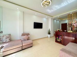TV a/nebo společenská místnost v ubytování My My House Đà Lạt