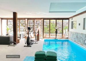 格施塔德7-bedroom Chalet Private Pool and Stunning Views的一个带游泳池的房间,设有健身房