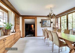 格施塔德7-bedroom Chalet Private Pool and Stunning Views的配有木桌椅的餐厅