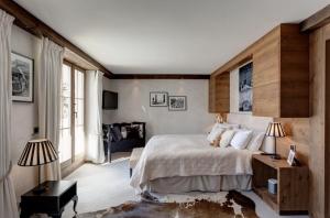 格施塔德7-bedroom Chalet Private Pool and Stunning Views的一间卧室，配有一张大床和一扇大窗户。 更多35张照片