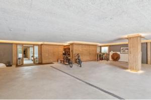 格施塔德7-bedroom Chalet Private Pool and Stunning Views的一间大房间,里面停放着自行车