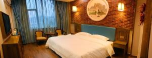 Postel nebo postele na pokoji v ubytování Zhangjiajie RuiYuan Hotel - Zhangjiajie West Railway Station - Free Pick up