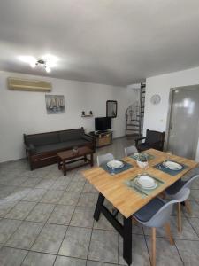 una sala de estar con una mesa y un sofá en Villa Amalia, en Vrachonisída touArchangélou