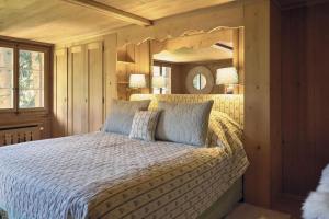Voodi või voodid majutusasutuse Swiss Chalet Near Gstaad: Luxury Spa Views toas