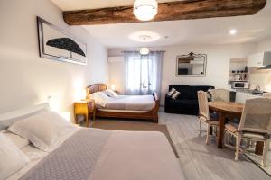 Postel nebo postele na pokoji v ubytování Chambre Familiale du Couvent