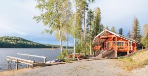una cabaña en la orilla de un lago en Villa Ansa, en Risulahti