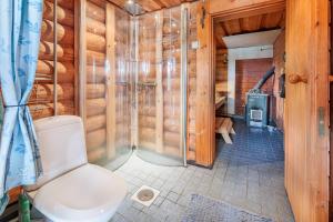 Baño con aseo en una cabaña de madera en Villa Ansa, en Risulahti 38 fotos más