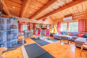 Una sala de estar con un sofá y una chimenea. en Villa Ansa, en Risulahti