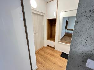 Habitación vacía con espejo y dormitorio en Apartman CITY STAY v centre Martina FREE parking, en Martin
