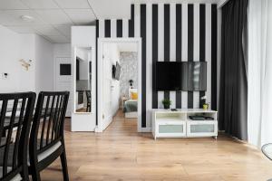 Telewizja i/lub zestaw kina domowego w obiekcie Wola Cozy Apartment by P&O Apartments