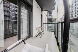 Balkon lub taras w obiekcie Wola Cozy Apartment by P&O Apartments