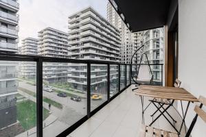 balkon ze stołem i widokiem na miasto w obiekcie Wola Cozy Apartment by P&O Apartments w Warszawie