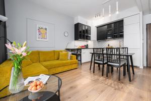 Kuchnia lub aneks kuchenny w obiekcie Wola Cozy Apartment by P&O Apartments