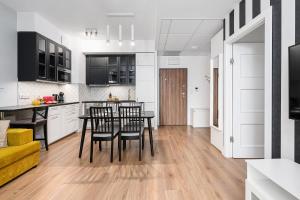 Kuchnia lub aneks kuchenny w obiekcie Wola Cozy Apartment by P&O Apartments