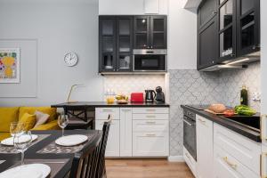 Kuchnia lub aneks kuchenny w obiekcie Wola Cozy Apartment by P&O Apartments