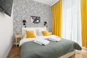 sypialnia z łóżkiem i dwoma ręcznikami na nim w obiekcie Wola Cozy Apartment by P&O Apartments w Warszawie