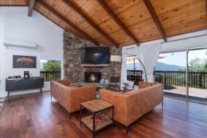 a living room with a fireplace and a tv at Yosemite Lookout Lodge w/ hot tub, firepits, game room, and more in Oakhurst