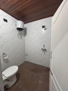 une salle de bains avec toilettes et lavabo dans l'établissement Payun Homestays, à Darjeeling 13 autres photos