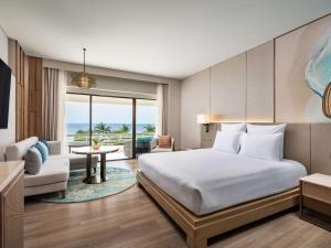 Cama o camas de una habitación en Pullman Phuket Karon Beach Resort