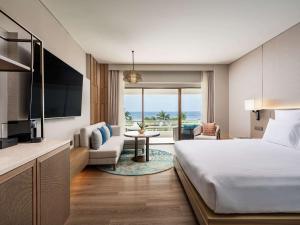 Cama o camas de una habitación en Pullman Phuket Karon Beach Resort