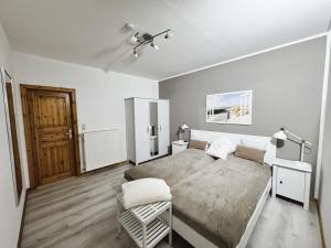 une chambre avec un lit et une chaise dedans dans l'établissement Ferienhof-Wohler-Wohnung-4, à Bojendorf 16 autres photos