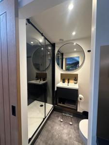 Ένα μπάνιο στο Stay at Posh Garage