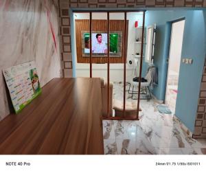 a living room with a tv in a room at residence Eden Garden 1 in Abidjan