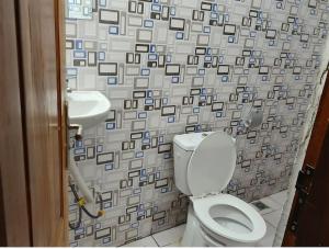 a bathroom with a toilet and a sink at residence Eden Garden 1 in Abidjan