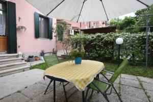 tavolo e sedie con tavolo e ombrellone di DrEaM of VeNiCe - Free parking - Ground floor a Venezia