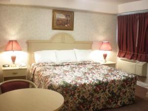 En eller flere senger på et rom på Red Carpet Inn & Suites Hammonton - Atlantic City