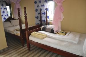 Postel nebo postele na pokoji v ubytování Nyamunyonyi Lake Resort