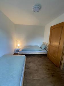 Postel nebo postele na pokoji v ubytování Charmante Ferienwohnung im Oberthurgau