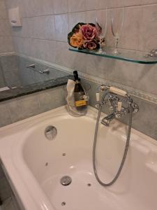 y baño con bañera blanca y ducha. en Roses house, en Porto San Giorgio 25 fotos más